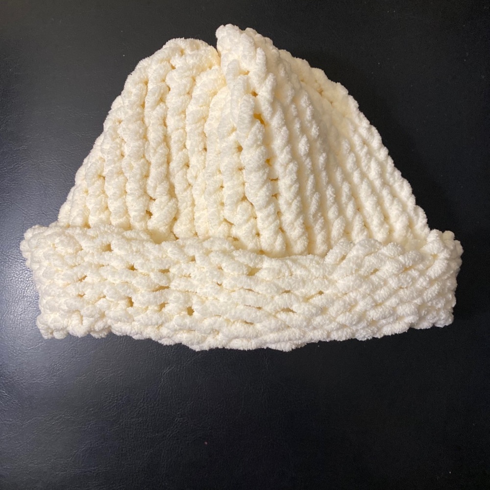 🍎 3/$6 or $4 each 🍎 Cream color loose knit winter hat